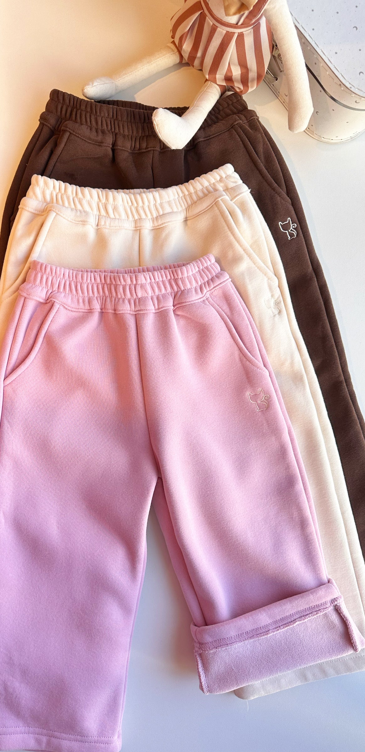 PANTALÓN CON FELPA